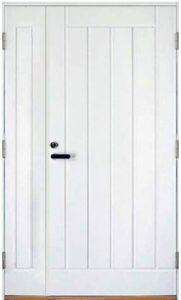 valkoinen umpinainen ulko-ovi pystyura kuviolla ja avattavalla levikkeellä