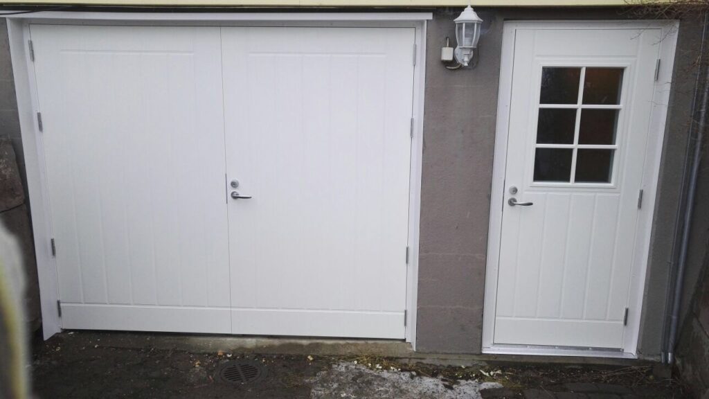 Valkoiset autotallin pariovi UO1AO ja 1-lehtinen ulko-ovi UO6R