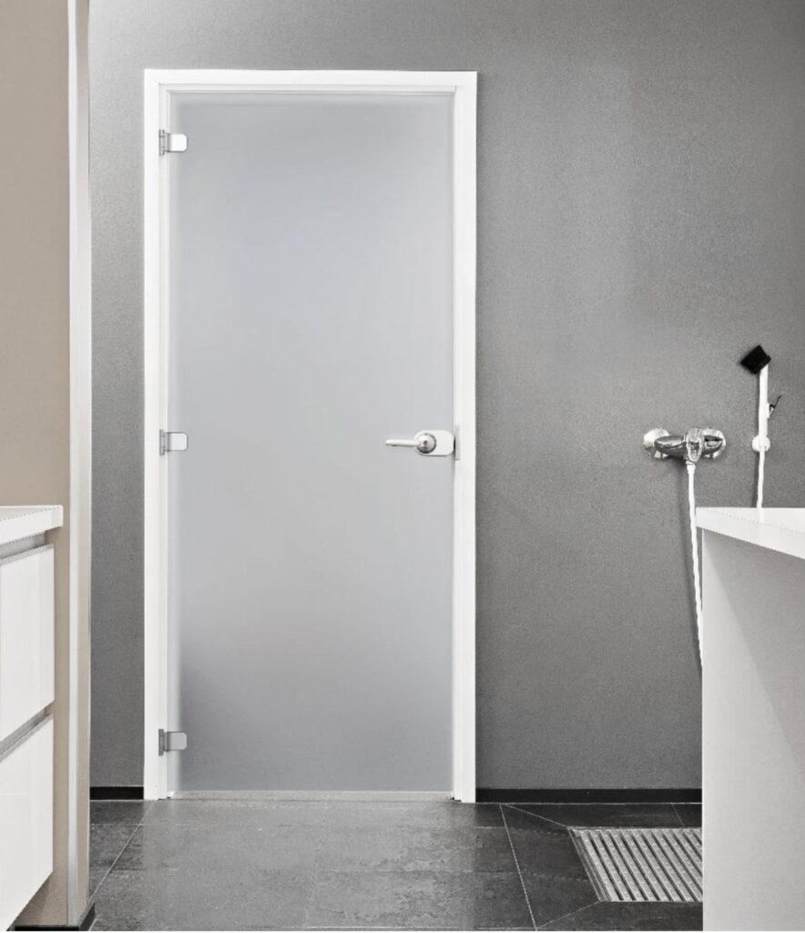 Lasiväliovi satiini kylpyhuoneessa