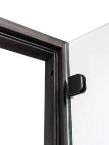 mustan saunan lasioven sarana ja karmi ovi avattuna