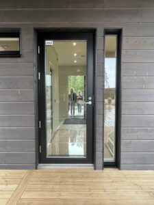 musta kokolasinen terassin ulko-ovi