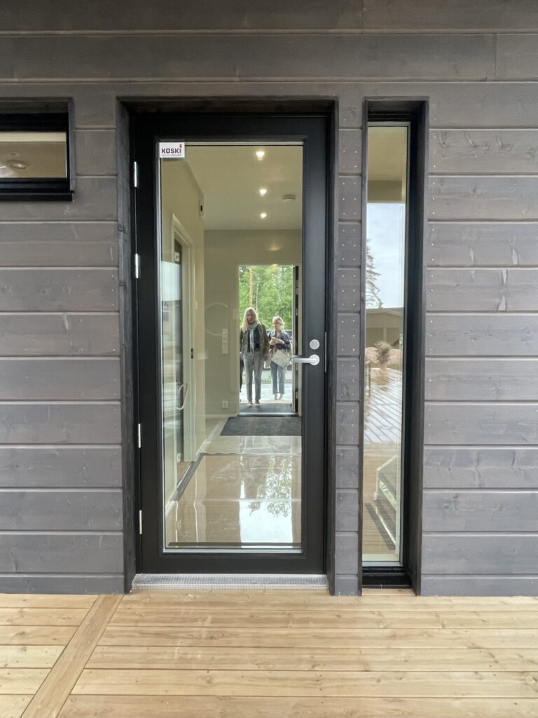 musta kokolasinen terassin ulko-ovi
