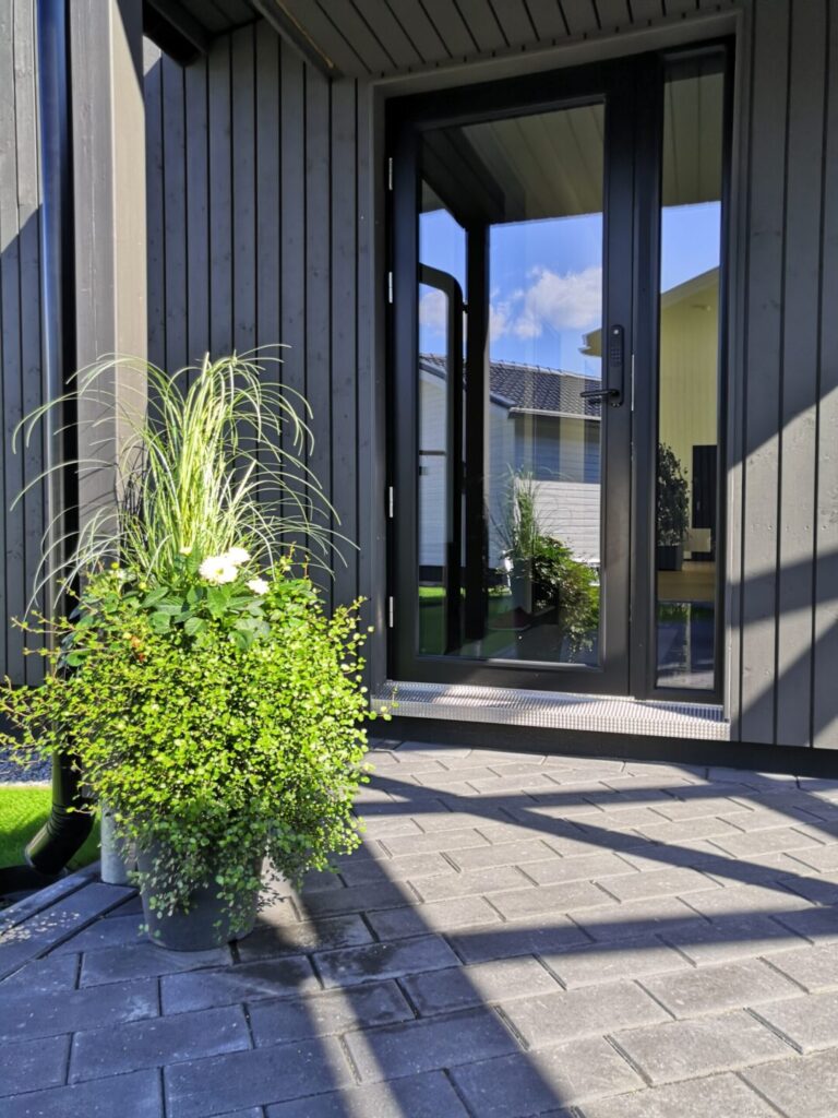 musta kokolasinen terassin ulko-ovi levike ikkunalla