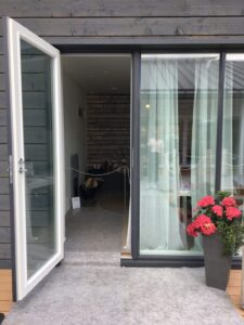 kaksivärinen kokolasinen terassin ulko-ovi