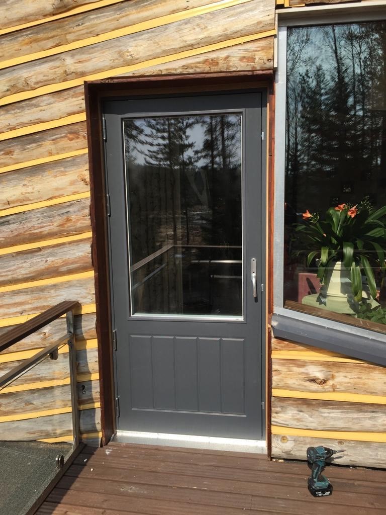 tummanharmaa kirkas lasinen terassin ulko-ovi