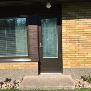 tummanruskea kirkas lasinen terassin ulko-ovi kahtimella