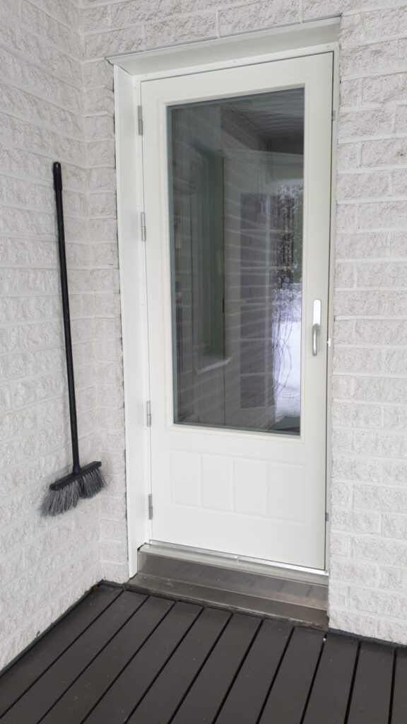 valkoinen kirkas lasinen terassin ulko-ovi