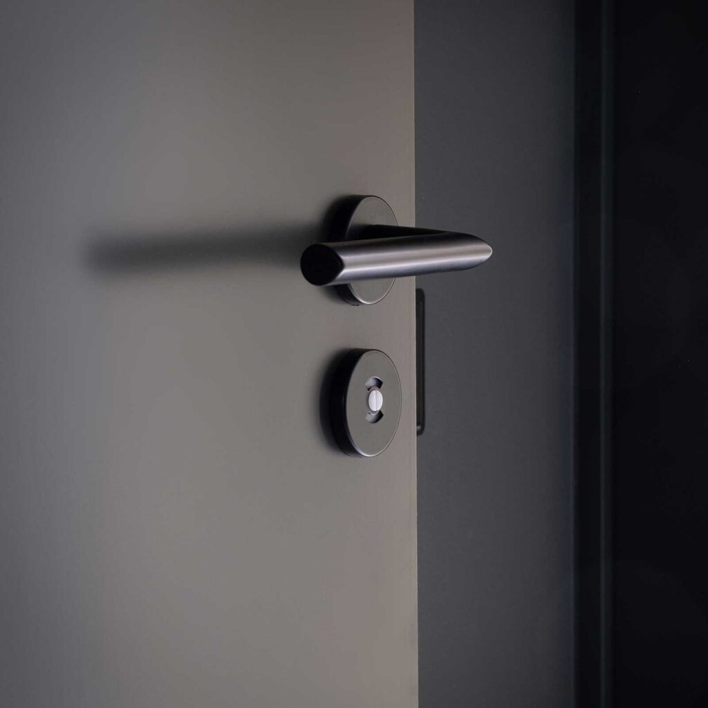 Mustissa ovissa hoppe stockholm musta painike wc helalla