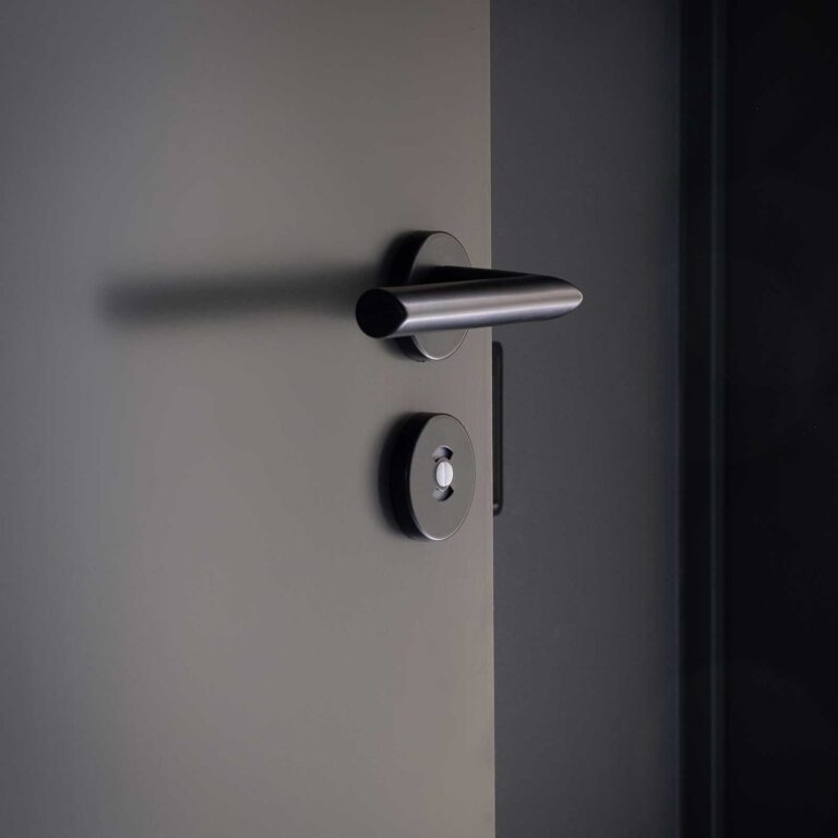 Mustissa ovissa hoppe stockholm musta painike wc helalla