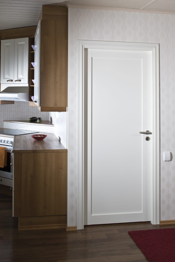 Valkoinen väliovi unique 501 keittiössä