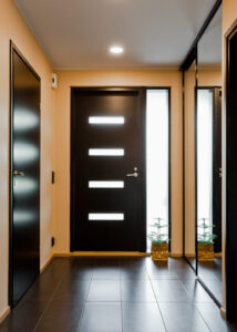 Talon ulko.-ovi sisältä kuvattu musta neljällä vaaka lasiaukolla