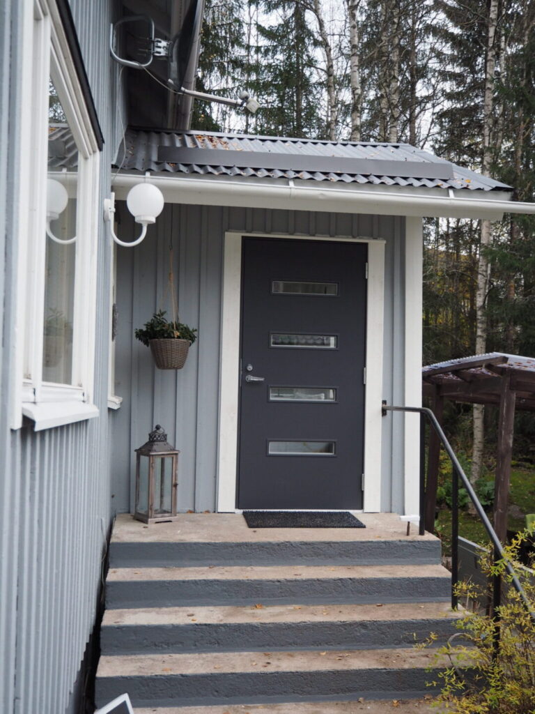 Talon ulko.-ovi tummanharmaa neljällä vaaka lasiaukolla