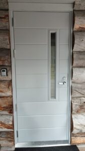 Talon ulko.-ovi valkoinen pysty lasiaukolla ja vaakaura kuviolla