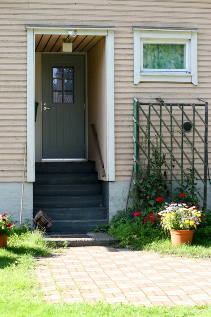 vihreä 6 ruutuinen ulko-ovi pystyura kuviolla