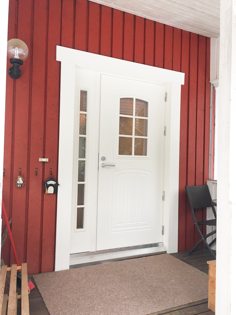 valkoinen 6 ruutuinen ulko-ovi pystyura kuviolla ja levikkeellä