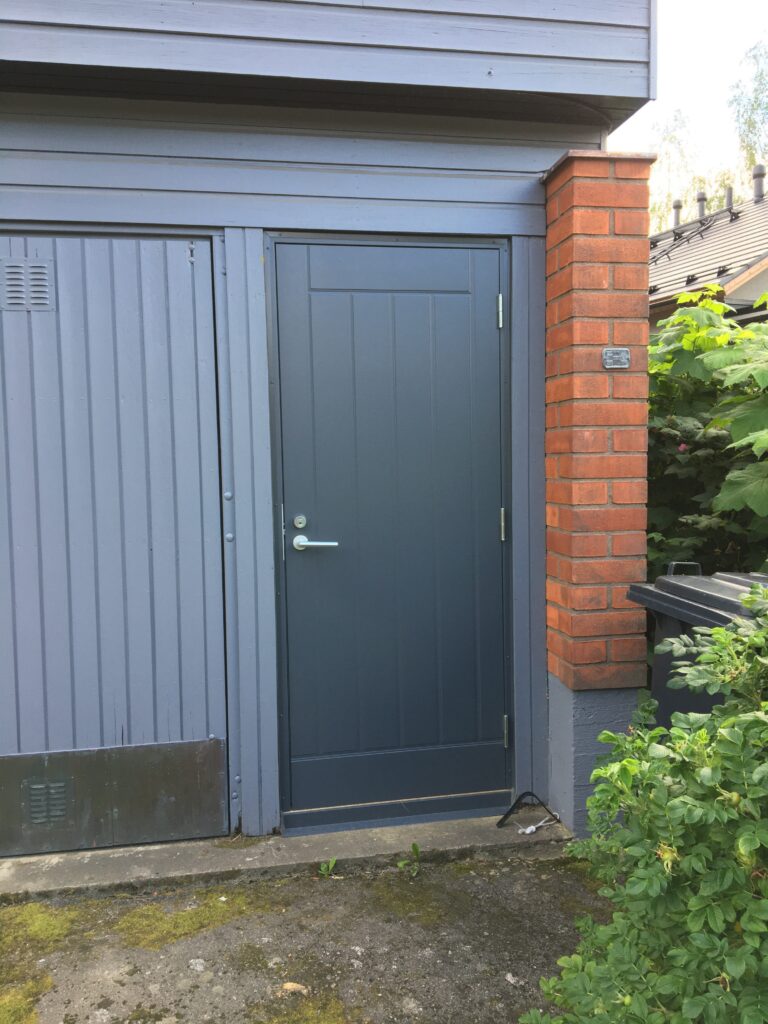 tumman harmaa umpinainen ulko-ovi pysty pystyura kuviolla