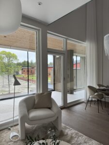 Kaski kokolasinen terassinovi yläikkunalla valkoinen