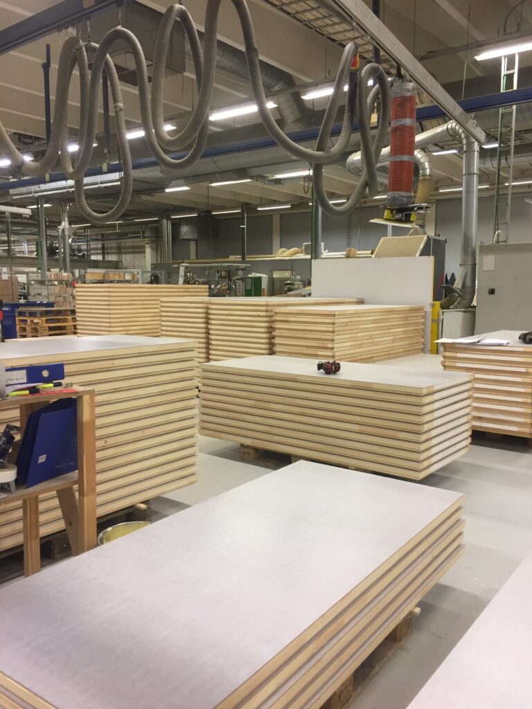 Ovitehtaassa oviaihioita pinoittain