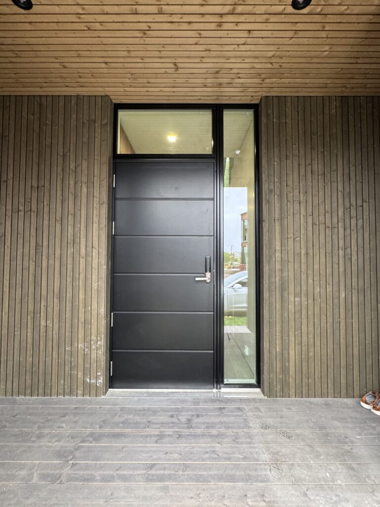 Kaski umpinainen ulko-ovi ylä- ja sivuikkunalla musta