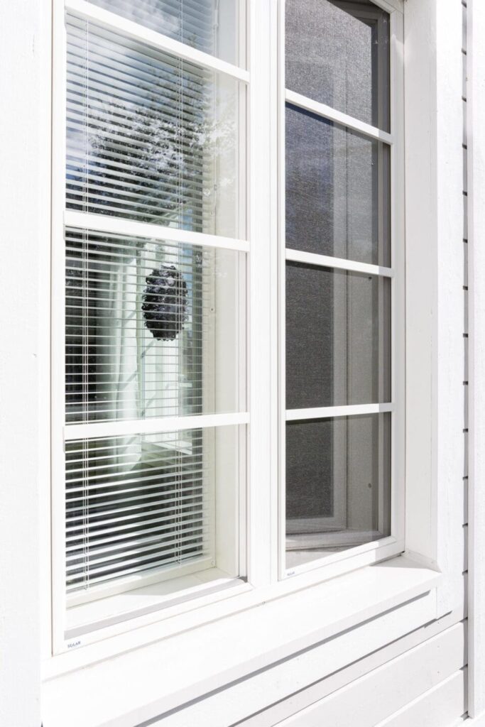 Solar hyttyspuitte msea ikkunassa valkoinen