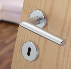 Välioven painike Hoppe Stockholm alumiini avainkilvellä asennettuna koivuviilu oveen