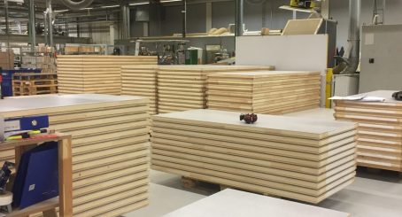 Ovitehtaassa oviaihioita pinoittain