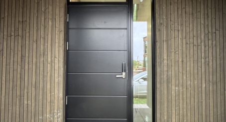 Kaski umpinainen ulko-ovi ylä- ja sivuikkunalla musta