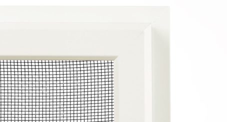 Solar hyttyspuitteesta lähikuvaa valkoinen